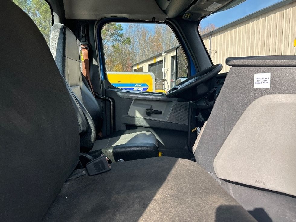 Day Cab Tractor-Heavy Duty Tractors-Freightliner-2019-T11664ST-Anderson-SC-431,699\n\t\tmiles-$ 41,000 - Image 14