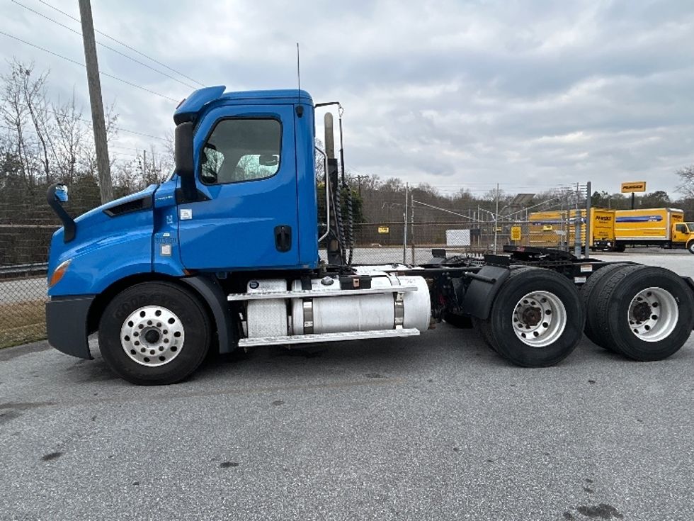 Day Cab Tractor-Heavy Duty Tractors-Freightliner-2019-T11664ST-Anderson-SC-431,699\n\t\tmiles-$ 41,000 - Image 4