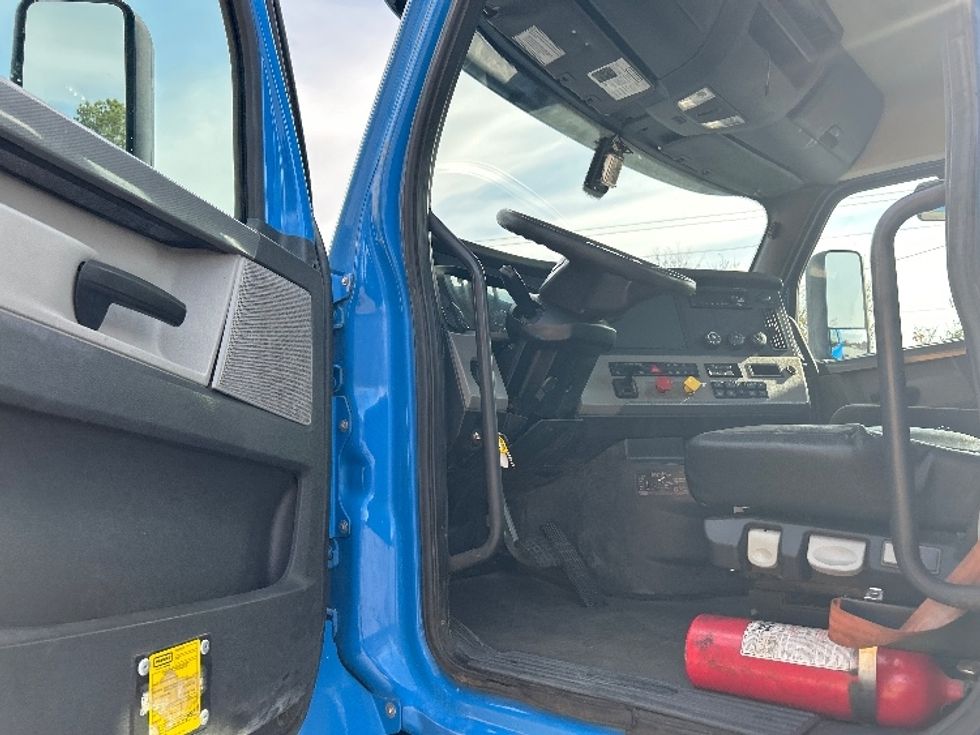 Day Cab Tractor-Heavy Duty Tractors-Freightliner-2019-T11664ST-Anderson-SC-431,699\n\t\tmiles-$ 41,000 - Image 9