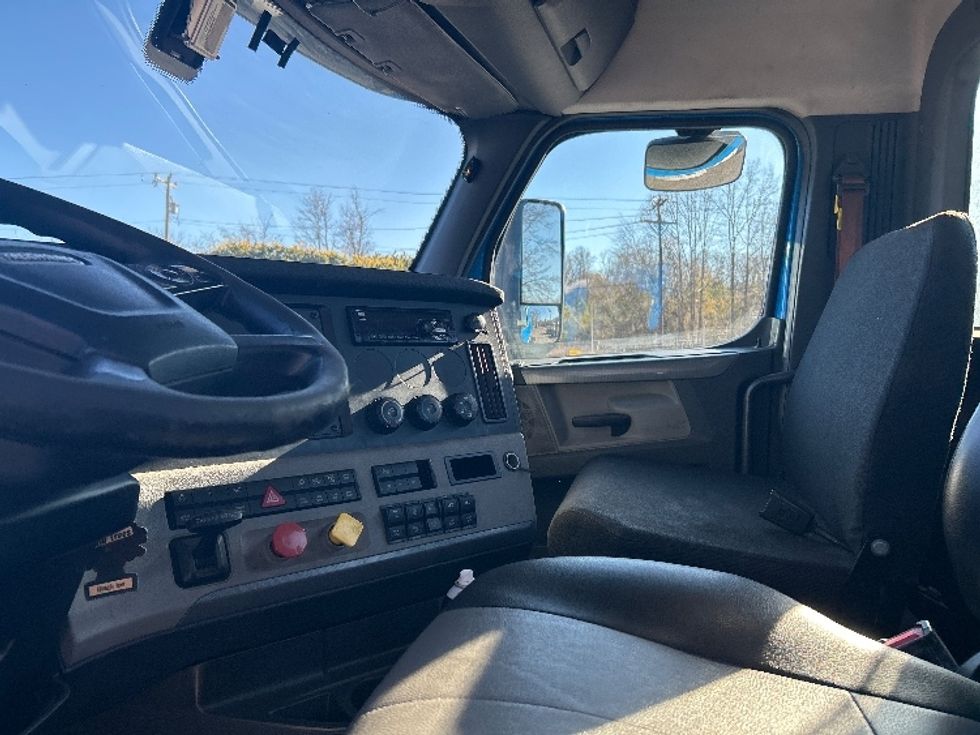 Day Cab Tractor-Heavy Duty Tractors-Freightliner-2019-T11664ST-Anderson-SC-448,645\n\t\tmiles-$ 40,000 - Image 10