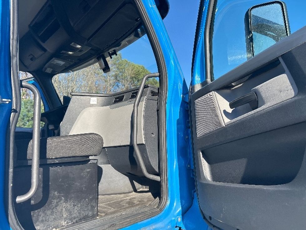 Day Cab Tractor-Heavy Duty Tractors-Freightliner-2019-T11664ST-Anderson-SC-448,645\n\t\tmiles-$ 40,000 - Image 12