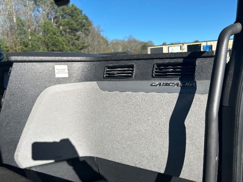 Day Cab Tractor-Heavy Duty Tractors-Freightliner-2019-T11664ST-Anderson-SC-448,645\n\t\tmiles-$ 40,000 - Image 13