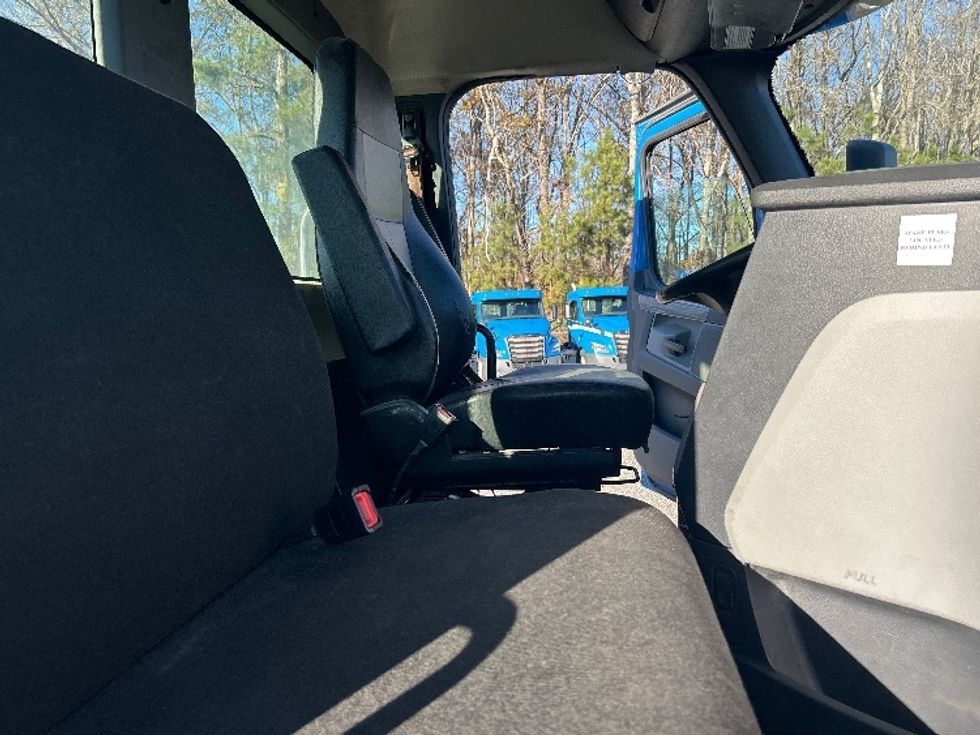 Day Cab Tractor-Heavy Duty Tractors-Freightliner-2019-T11664ST-Anderson-SC-448,645\n\t\tmiles-$ 40,000 - Image 14