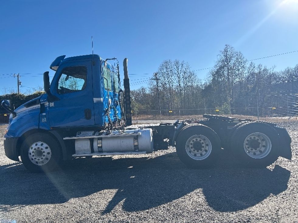 Day Cab Tractor-Heavy Duty Tractors-Freightliner-2019-T11664ST-Anderson-SC-448,645\n\t\tmiles-$ 40,000 - Image 4