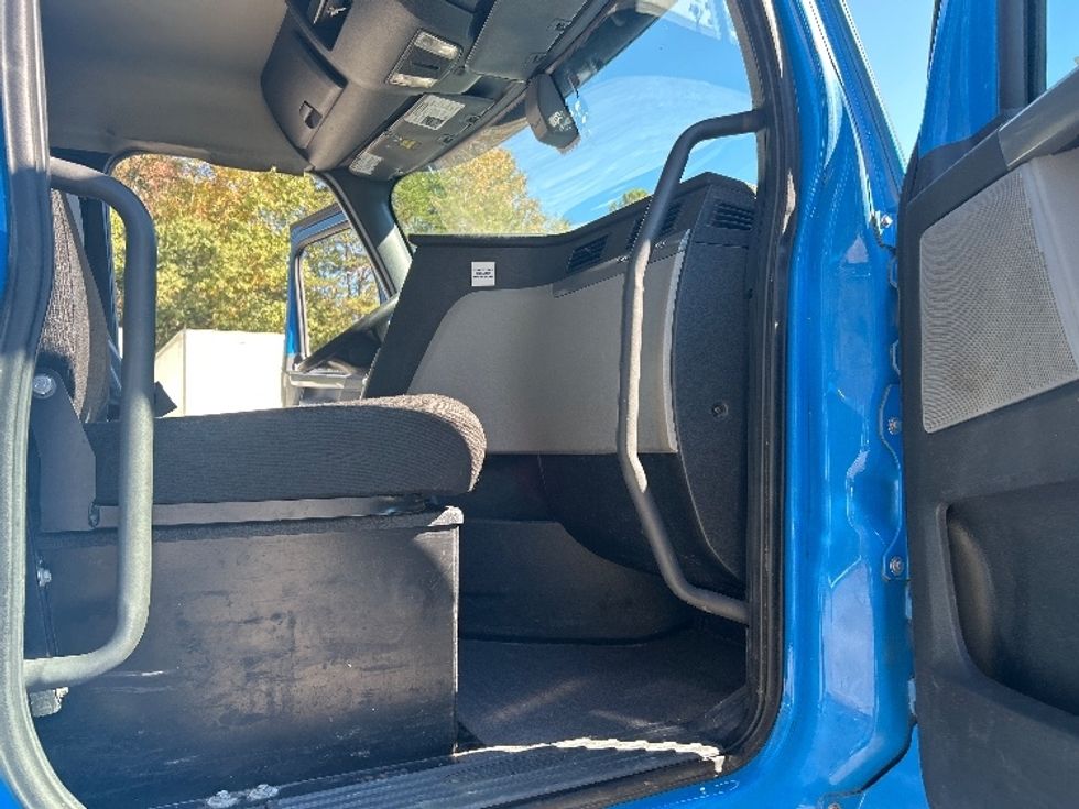 Day Cab Tractor-Heavy Duty Tractors-Freightliner-2019-T11664ST-Anderson-SC-459,151\n\t\tmiles-$ 39,250 - Image 12