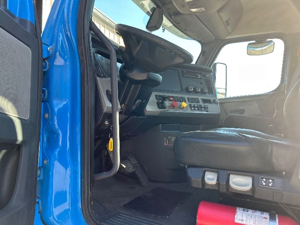 Day Cab Tractor-Heavy Duty Tractors-Freightliner-2019-T11664ST-Anderson-SC-461,822\n\t\tmiles-$ 39,250 - Image 9