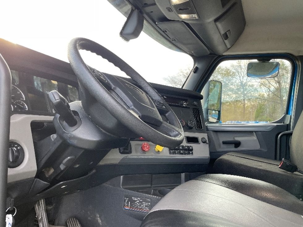 Day Cab Tractor-Heavy Duty Tractors-Freightliner-2019-T11664ST-Anderson-SC-487,382\n\t\tmiles-$ 37,750 - Image 10