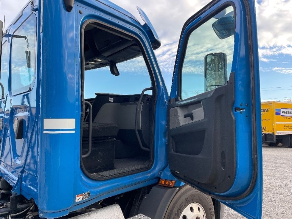 Day Cab Tractor-Heavy Duty Tractors-Freightliner-2019-T11664ST-Anderson-SC-487,382\n\t\tmiles-$ 37,750 - Image 12