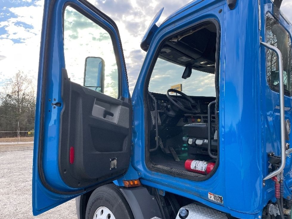 Day Cab Tractor-Heavy Duty Tractors-Freightliner-2019-T11664ST-Anderson-SC-487,382\n\t\tmiles-$ 37,750 - Image 9