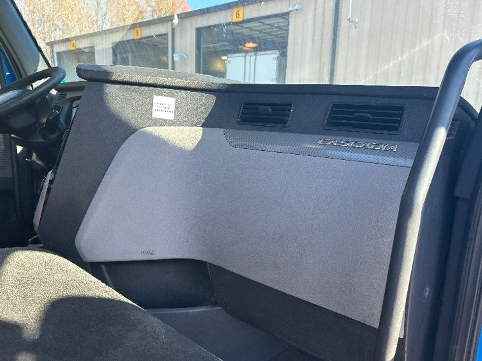 Day Cab Tractor-Heavy Duty Tractors-Freightliner-2019-T11664ST-Anderson-SC-503,493\n\t\tmiles-$ 36,500 - Image 12