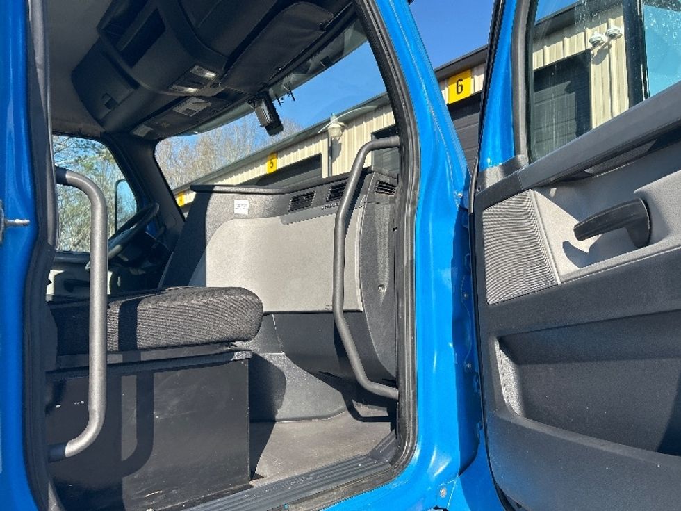 Day Cab Tractor-Heavy Duty Tractors-Freightliner-2019-T11664ST-Anderson-SC-505,160\n\t\tmiles-$ 36,250 - Image 12