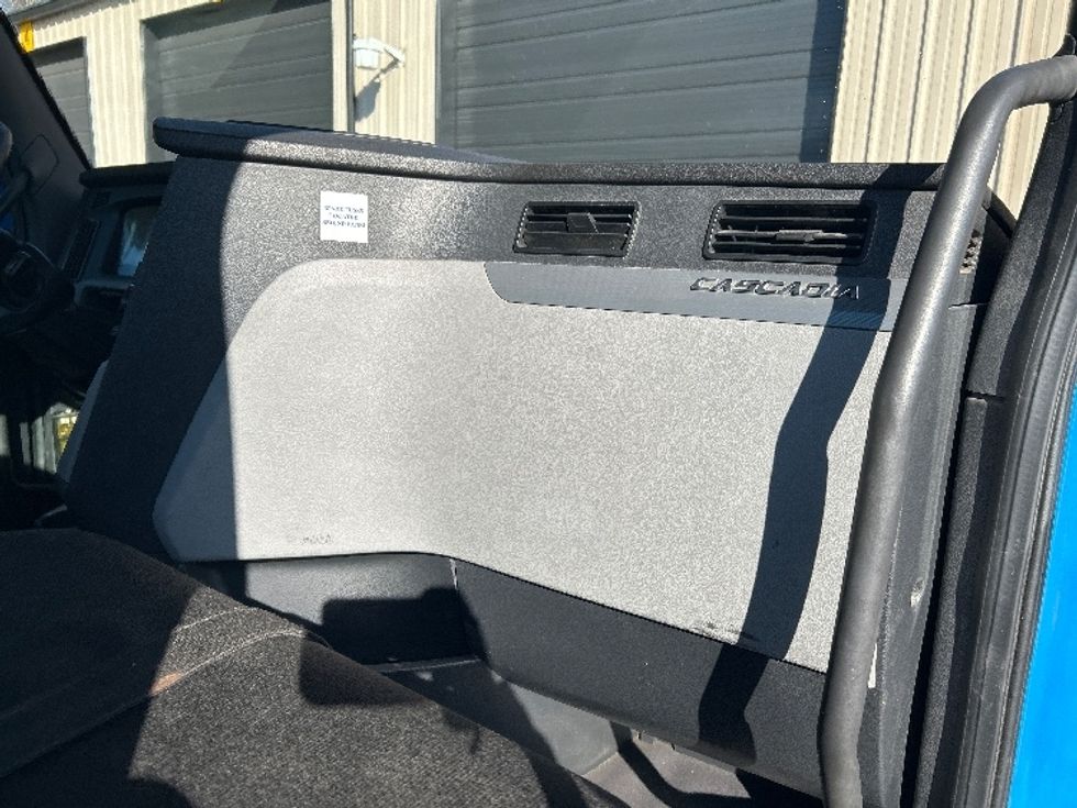 Day Cab Tractor-Heavy Duty Tractors-Freightliner-2019-T11664ST-Anderson-SC-505,160\n\t\tmiles-$ 36,250 - Image 13