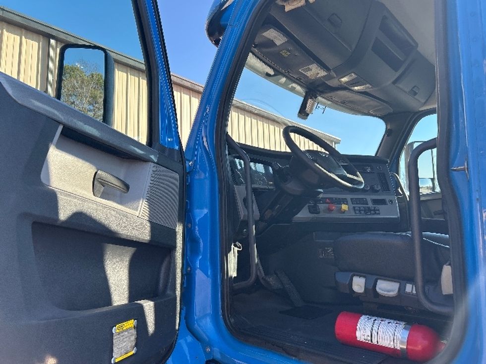 Day Cab Tractor-Heavy Duty Tractors-Freightliner-2019-T11664ST-Anderson-SC-505,160\n\t\tmiles-$ 36,250 - Image 9