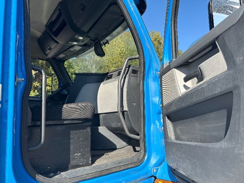 Day Cab Tractor-Heavy Duty Tractors-Freightliner-2019-T11664ST-Anderson-SC-519,059\n\t\tmiles-$ 35,000 - Image 12