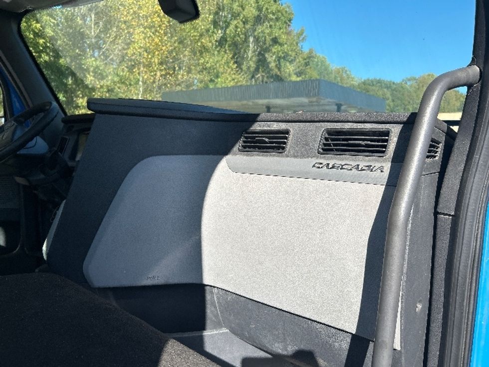 Day Cab Tractor-Heavy Duty Tractors-Freightliner-2019-T11664ST-Anderson-SC-519,059\n\t\tmiles-$ 35,000 - Image 13