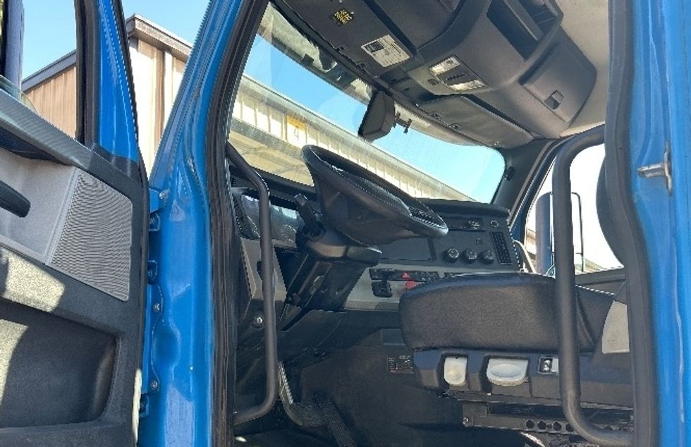 Day Cab Tractor-Heavy Duty Tractors-Freightliner-2019-T11664ST-Anderson-SC-519,059\n\t\tmiles-$ 35,000 - Image 9