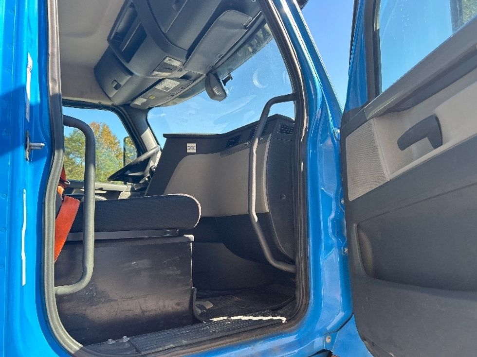 Day Cab Tractor-Heavy Duty Tractors-Freightliner-2019-T11664ST-Anderson-SC-531,165\n\t\tmiles-$ 34,000 - Image 12