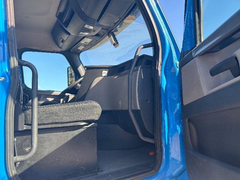 Day Cab Tractor-Heavy Duty Tractors-Freightliner-2019-T11664ST-Anderson-SC-569,769\n\t\tmiles-$ 30,500 - Image 12