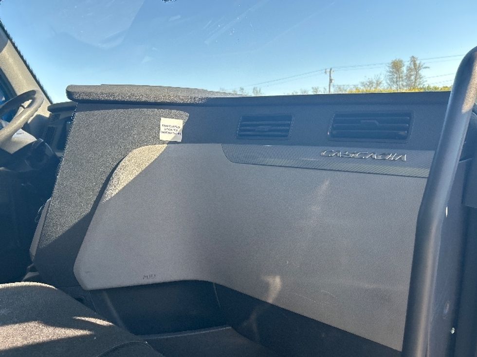 Day Cab Tractor-Heavy Duty Tractors-Freightliner-2019-T11664ST-Anderson-SC-569,769\n\t\tmiles-$ 30,500 - Image 13