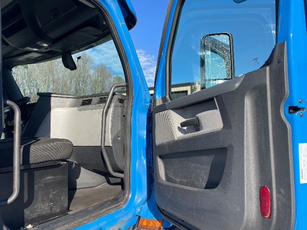 Day Cab Tractor-Heavy Duty Tractors-Freightliner-2019-T11664ST-Anderson-SC-571,963\n\t\tmiles-$ 30,250 - Image 12