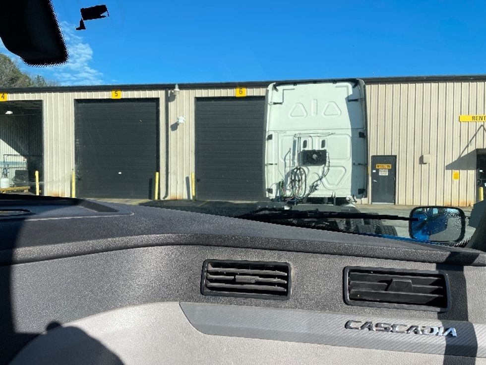 Day Cab Tractor-Heavy Duty Tractors-Freightliner-2019-T11664ST-Anderson-SC-571,963\n\t\tmiles-$ 30,250 - Image 13