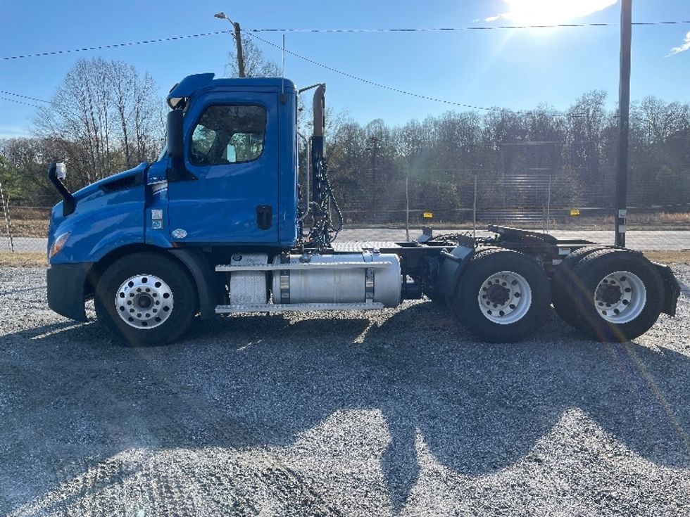 Day Cab Tractor-Heavy Duty Tractors-Freightliner-2019-T11664ST-Anderson-SC-571,963\n\t\tmiles-$ 30,250 - Image 4