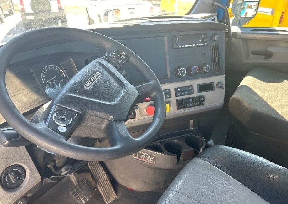 Day Cab Tractor-Heavy Duty Tractors-Freightliner-2019-T11664ST-Anderson-SC-623,543\n\t\tmiles-$ 25,750 - Image 10