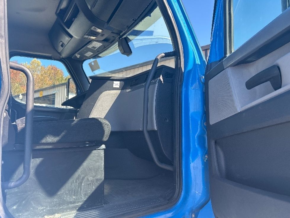 Day Cab Tractor-Heavy Duty Tractors-Freightliner-2019-T11664ST-Anderson-SC-623,543\n\t\tmiles-$ 25,750 - Image 12