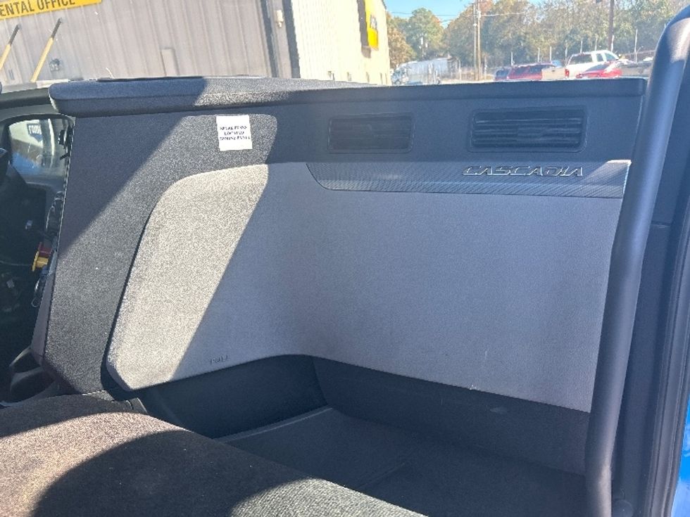 Day Cab Tractor-Heavy Duty Tractors-Freightliner-2019-T11664ST-Anderson-SC-623,543\n\t\tmiles-$ 25,750 - Image 13