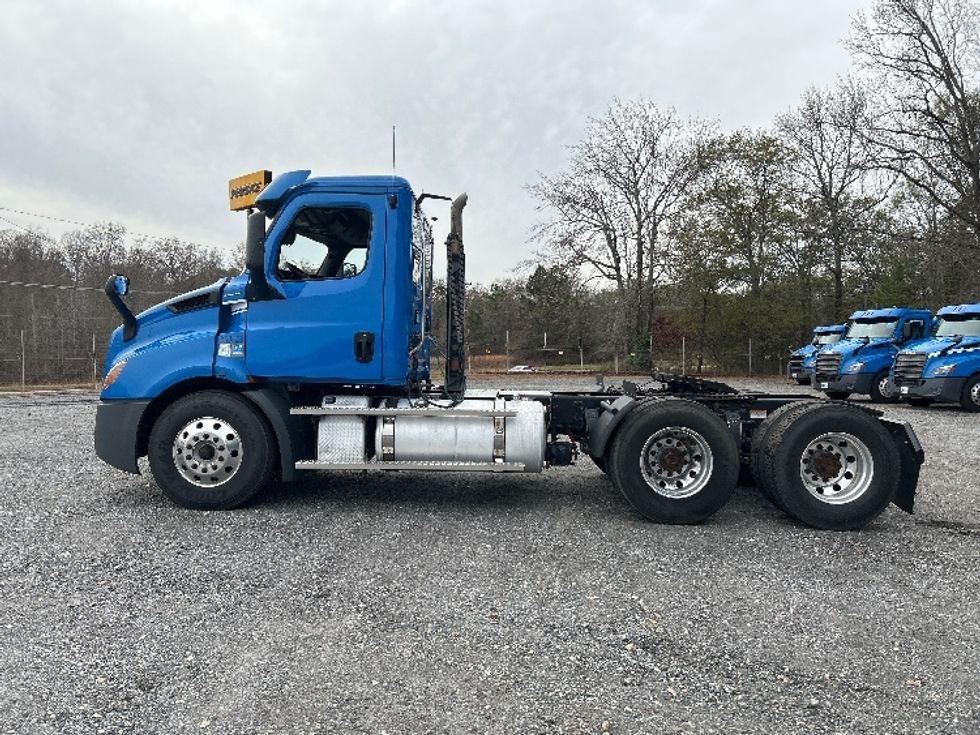 Day Cab Tractor-Heavy Duty Tractors-Freightliner-2019-T11664ST-Anderson-SC-637,596\n\t\tmiles-$ 24,500 - Image 4