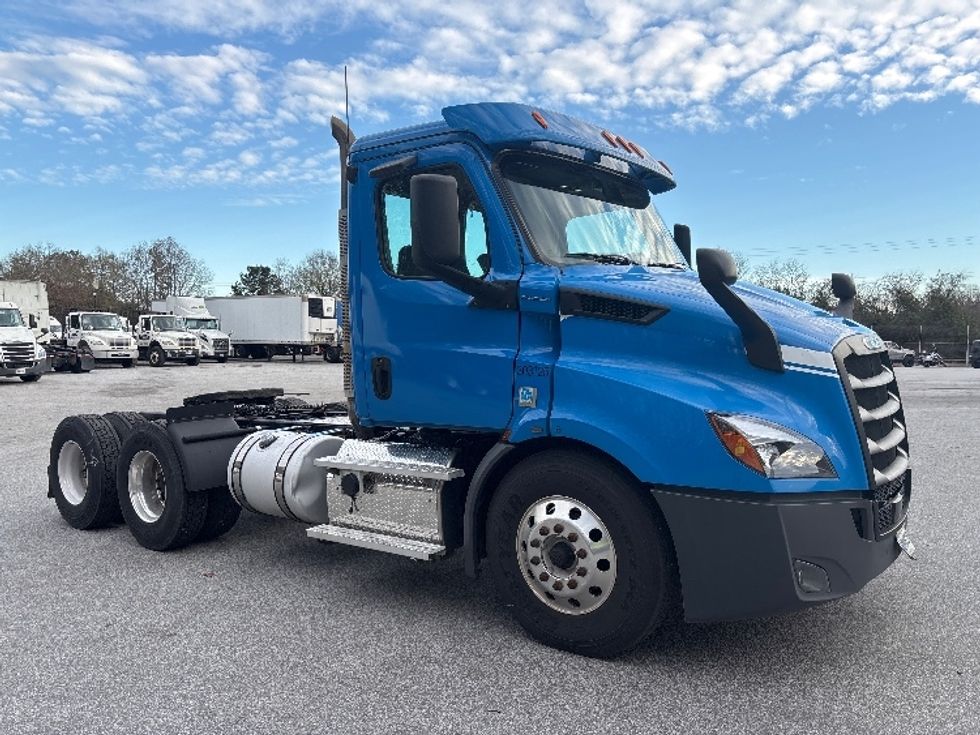 Day Cab Tractor-Heavy Duty Tractors-Freightliner-2019-T11664ST-Anderson-SC-642,424\n\t\tmiles-$ 24,000 - Image 1