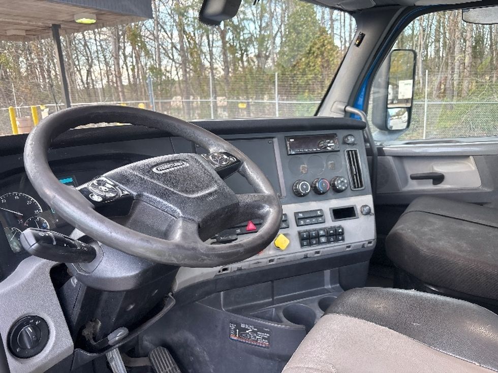Day Cab Tractor-Heavy Duty Tractors-Freightliner-2019-T11664ST-Anderson-SC-642,424\n\t\tmiles-$ 24,000 - Image 10
