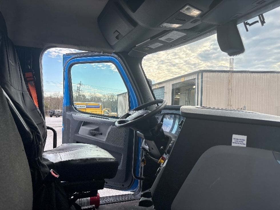 Day Cab Tractor-Heavy Duty Tractors-Freightliner-2019-T11664ST-Anderson-SC-642,424\n\t\tmiles-$ 24,000 - Image 13