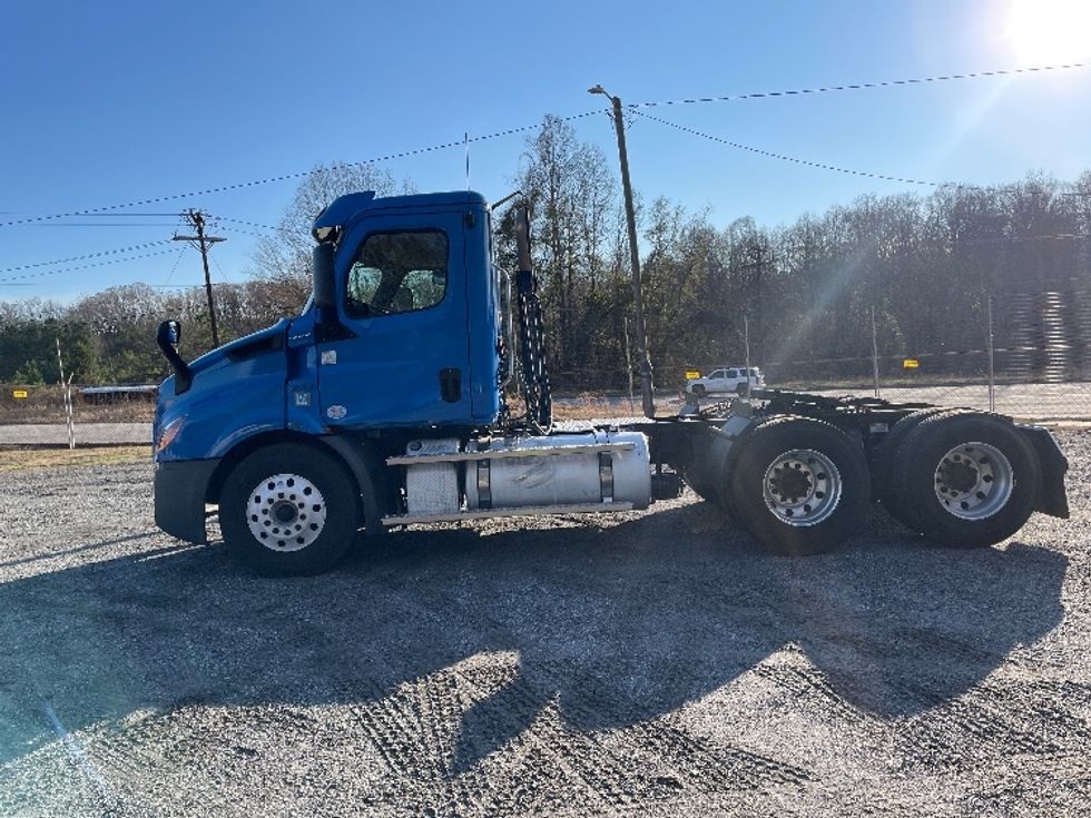 Day Cab Tractor-Heavy Duty Tractors-Freightliner-2019-T11664ST-Anderson-SC-644,405\n\t\tmiles-$ 23,750 - Image 4