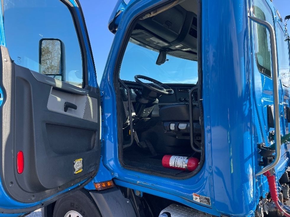 Day Cab Tractor-Heavy Duty Tractors-Freightliner-2019-T11664ST-Anderson-SC-644,405\n\t\tmiles-$ 23,750 - Image 9