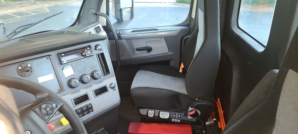 Day Cab Tractor-Heavy Duty Tractors-Freightliner-2019-T11664ST-Atlanta-GA-515,810\n\t\tmiles-$ 36,250 - Image 10