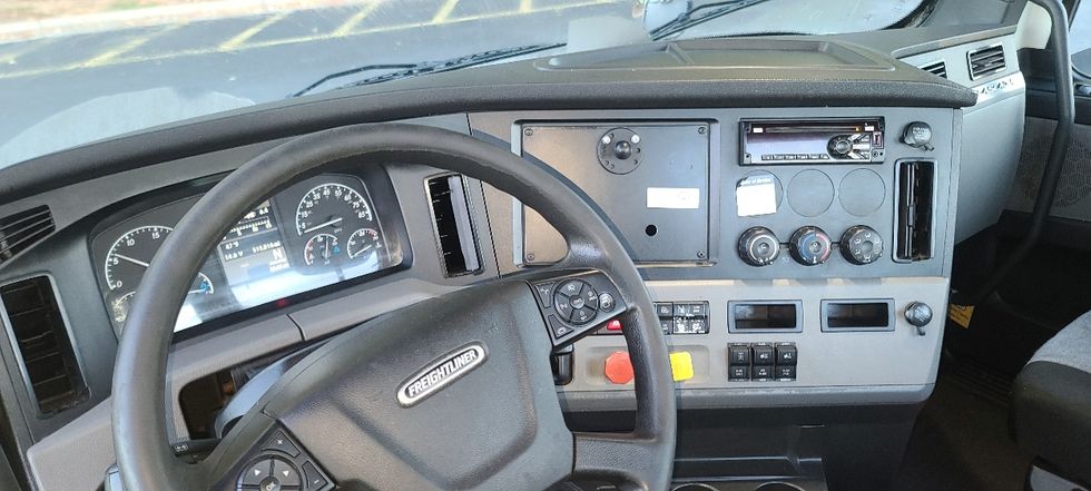 Day Cab Tractor-Heavy Duty Tractors-Freightliner-2019-T11664ST-Atlanta-GA-515,810\n\t\tmiles-$ 36,250 - Image 11