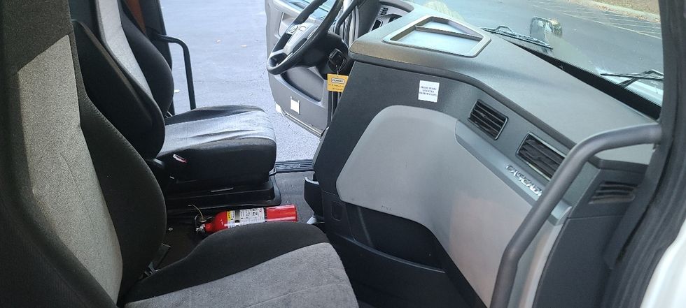 Day Cab Tractor-Heavy Duty Tractors-Freightliner-2019-T11664ST-Atlanta-GA-515,810\n\t\tmiles-$ 36,250 - Image 13