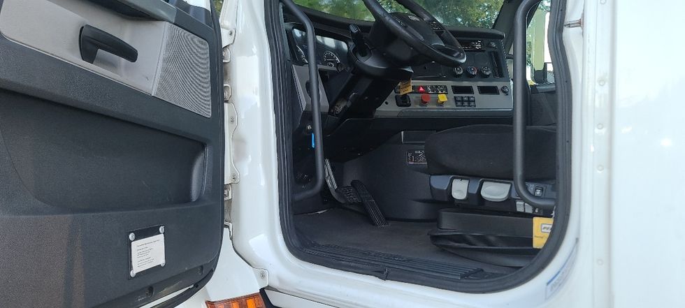 Day Cab Tractor-Heavy Duty Tractors-Freightliner-2019-T11664ST-Atlanta-GA-515,810\n\t\tmiles-$ 36,250 - Image 9