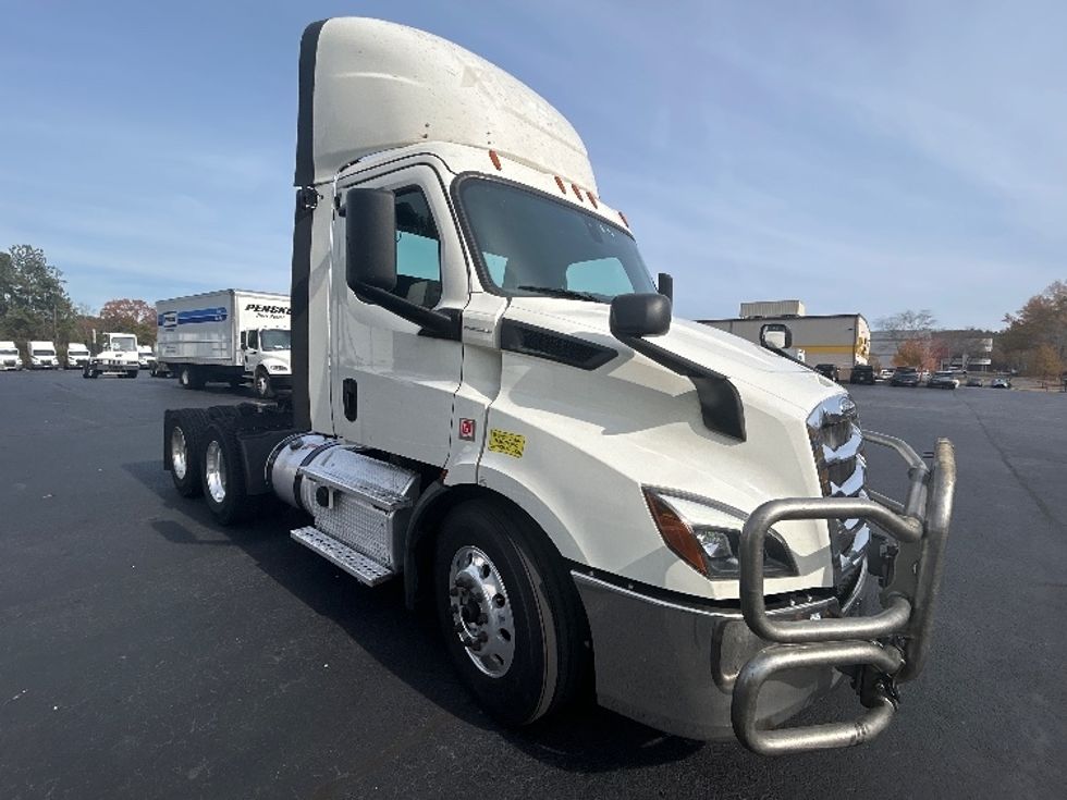 Day Cab Tractor-Heavy Duty Tractors-Freightliner-2019-T11664ST-Atlanta-GA-900,621\n\t\tmiles-$ 28,250 - Image 1