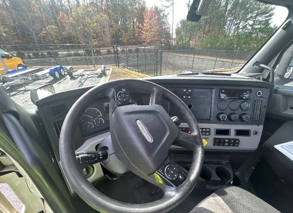 Day Cab Tractor-Heavy Duty Tractors-Freightliner-2019-T11664ST-Atlanta-GA-900,621\n\t\tmiles-$ 28,250 - Image 10