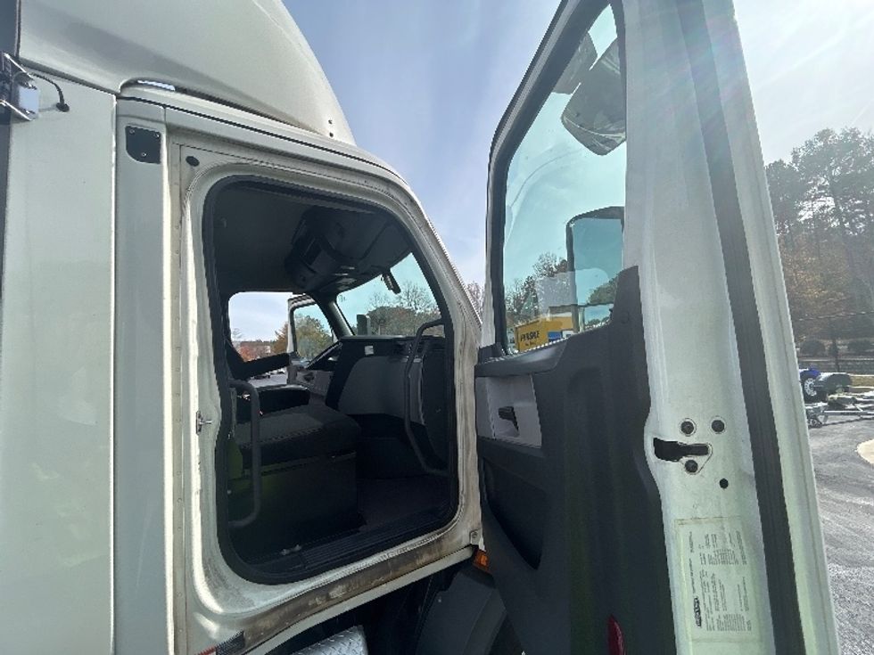 Day Cab Tractor-Heavy Duty Tractors-Freightliner-2019-T11664ST-Atlanta-GA-900,621\n\t\tmiles-$ 28,250 - Image 11