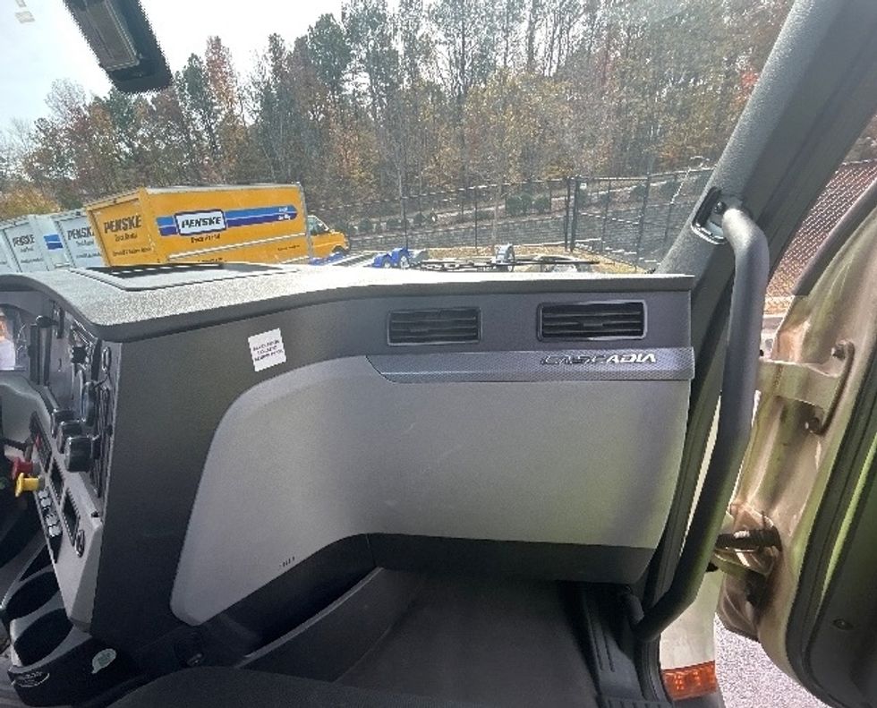 Day Cab Tractor-Heavy Duty Tractors-Freightliner-2019-T11664ST-Atlanta-GA-900,621\n\t\tmiles-$ 28,250 - Image 12