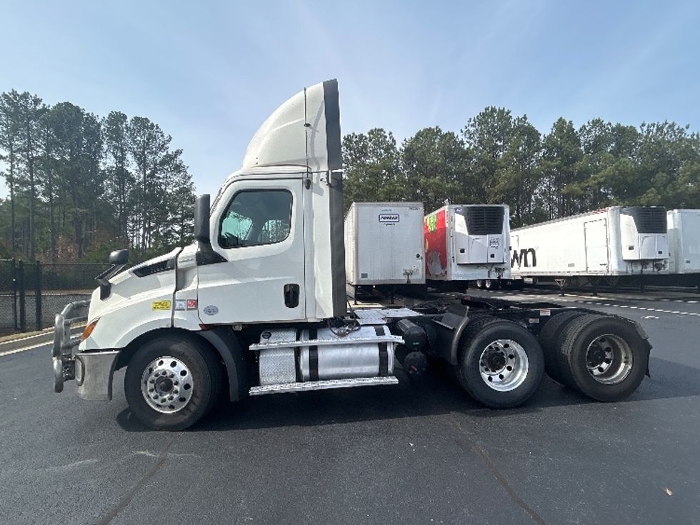 Day Cab Tractor-Heavy Duty Tractors-Freightliner-2019-T11664ST-Atlanta-GA-900,621\n\t\tmiles-$ 28,250 - Image 4