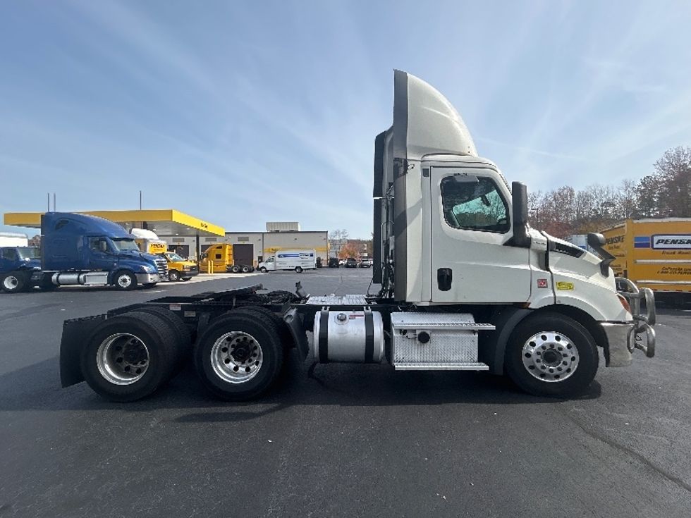 Day Cab Tractor-Heavy Duty Tractors-Freightliner-2019-T11664ST-Atlanta-GA-900,621\n\t\tmiles-$ 28,250 - Image 8