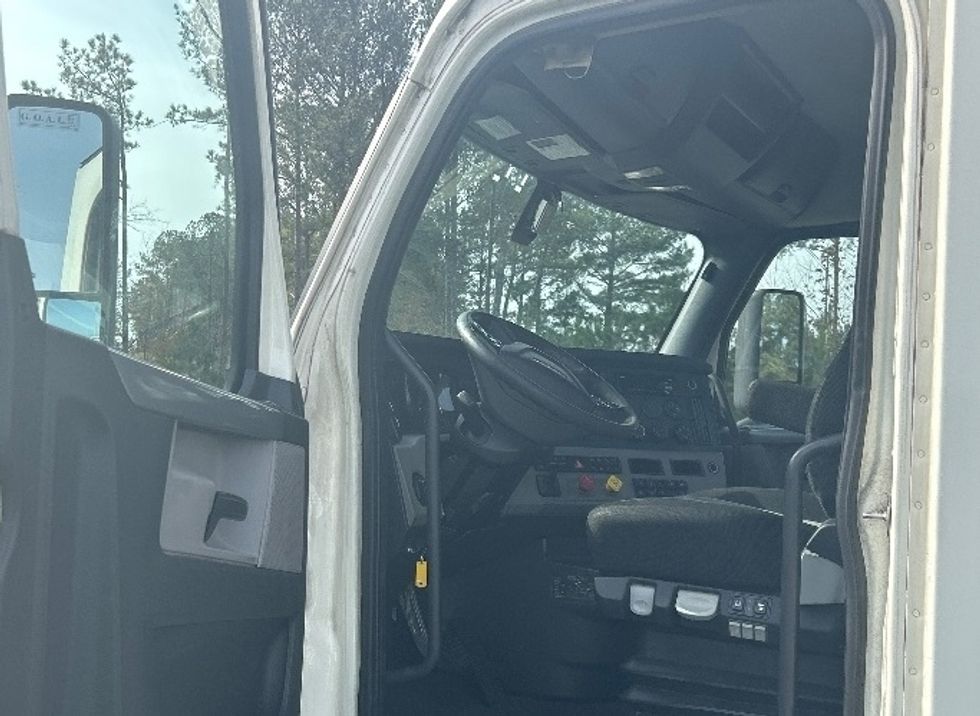 Day Cab Tractor-Heavy Duty Tractors-Freightliner-2019-T11664ST-Atlanta-GA-900,621\n\t\tmiles-$ 28,250 - Image 9