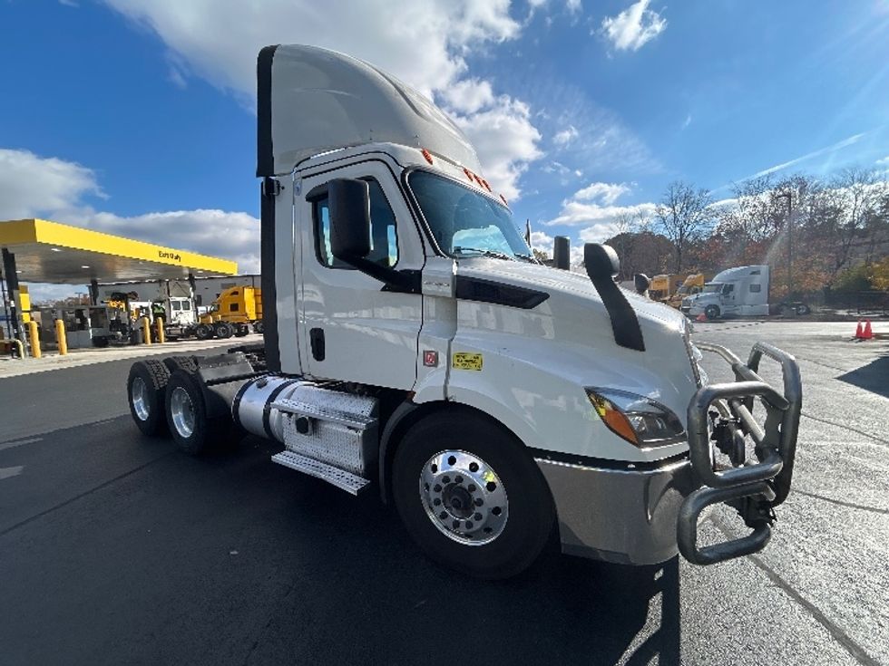 Day Cab Tractor-Heavy Duty Tractors-Freightliner-2019-T11664ST-Atlanta-GA-906,480\n\t\tmiles-$ 28,250 - Image 1