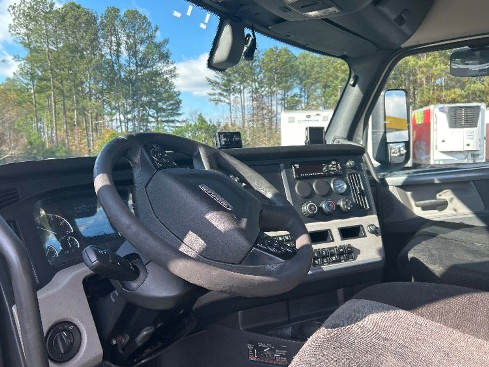 Day Cab Tractor-Heavy Duty Tractors-Freightliner-2019-T11664ST-Atlanta-GA-906,480\n\t\tmiles-$ 28,250 - Image 10