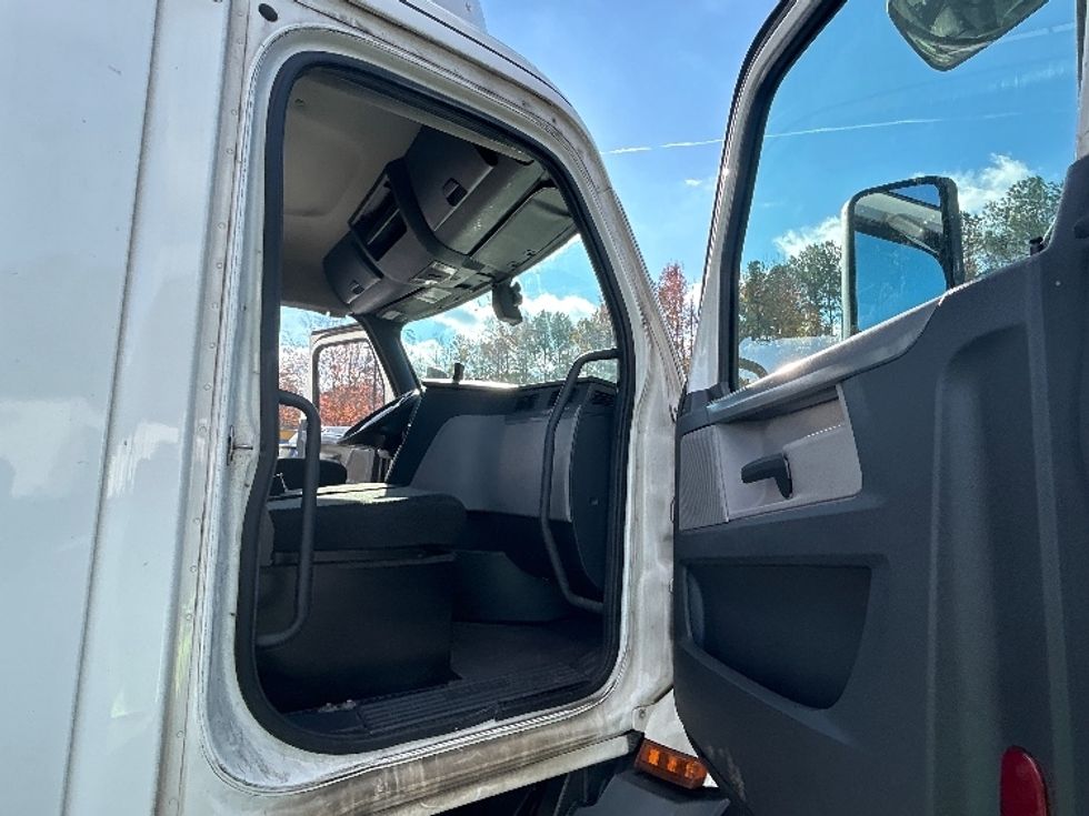 Day Cab Tractor-Heavy Duty Tractors-Freightliner-2019-T11664ST-Atlanta-GA-906,480\n\t\tmiles-$ 28,250 - Image 12