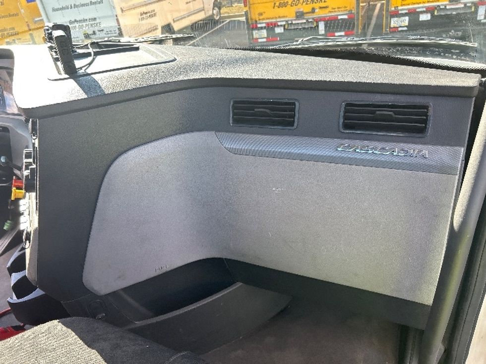 Day Cab Tractor-Heavy Duty Tractors-Freightliner-2019-T11664ST-Atlanta-GA-906,480\n\t\tmiles-$ 28,250 - Image 13